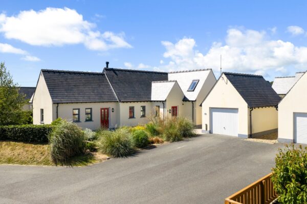 33 Juniper Close, Cuffern, Roch, Haverfordwest, SA62